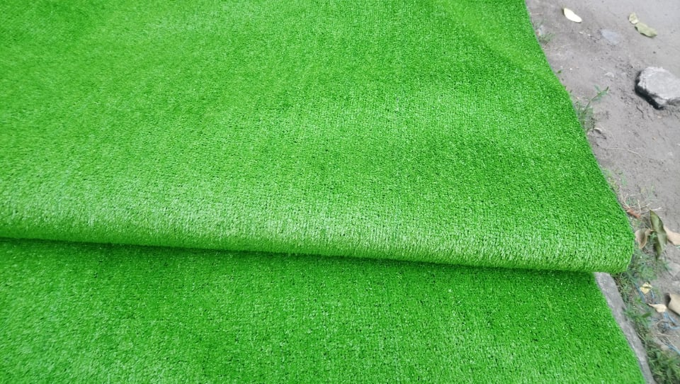Thảm cỏ nhân tạo 1cm có chiều cao ngọn cỏ thấp hơn và sợi cỏ to