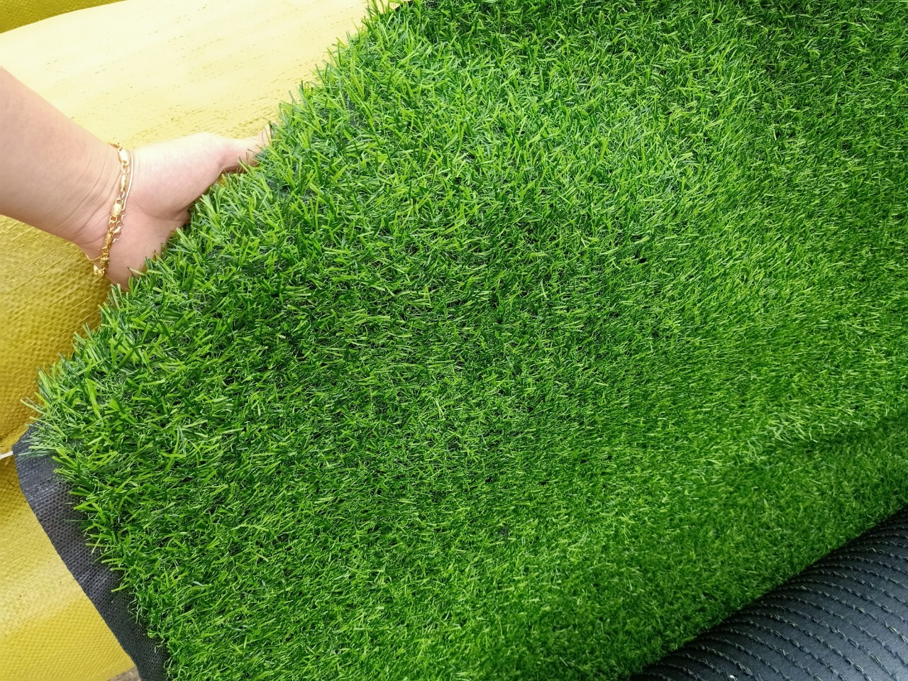 Thảm cỏ nhân tạo 2cm là loại có chiều cao ngọn cỏ là 2cm với đế được làm từ một lớp cao su